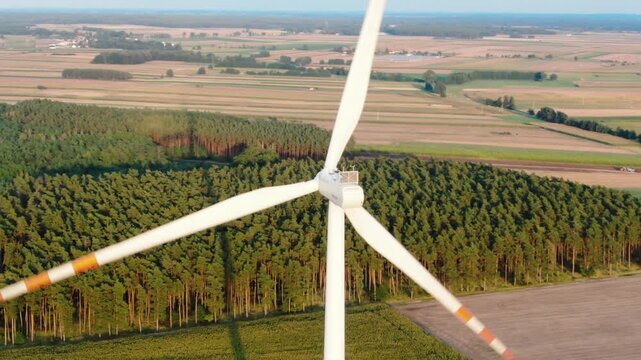 Elektrownia wiatrowa odnawialne źr&oacute;dła energii ekologia wiatraki