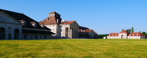 Photo panoramique de la saline royale d’Arc-et-Senans daté du XVIIIe siècle dans le Doubs...