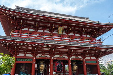 Fototapeta premium Kaminarimon Gate of Senso-ji Temple in Asakusa, Tokyo, Japan