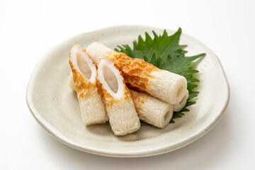 皿に盛られたちくわ　白バック