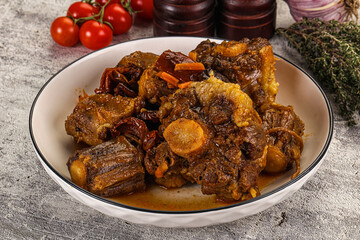 Baked oztail with tomato and carrot