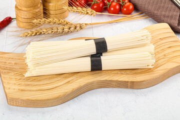 Raw dry white wheat noodles
