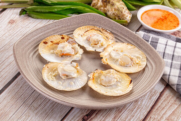 Grilled scallops with cream cheese