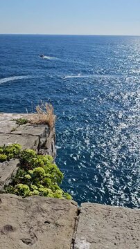 Sulla cima del castello di sotto c'&egrave; il mare mediterraneo