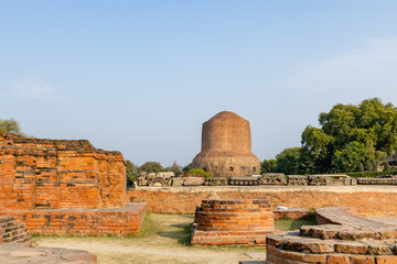 Fototapeta premium ancient buddhist monument dhamek stupa at sarnath near varanasi in daylight