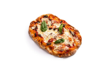 Pinsa romana intera condita con mozzarella, sugo e basilico, cibo italiano 