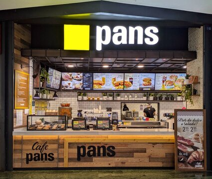 Fachada de restaurante pans en centro comercial Islazul, Madrid, Espa&ntilde;a, 3 septiembre 2025