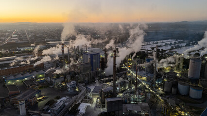 Imagem a&eacute;rea de f&aacute;brica de papel e celulose ao amanhecer em Mogi das Cruzes, destacando a produ&ccedil;&atilde;o industrial