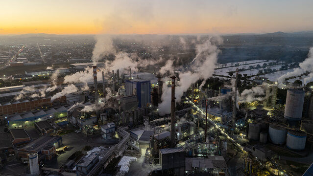 Imagem a&eacute;rea de f&aacute;brica de papel e celulose ao amanhecer em Mogi das Cruzes, destacando a produ&ccedil;&atilde;o industrial