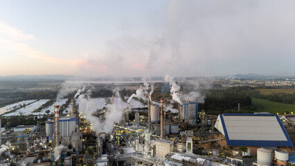 Visão aérea de indústria de papel e celulose em Mogi das Cruzes, SP, com chaminés soltando...
