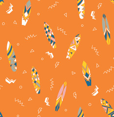 patrón de tablas de surf con diseños geométricos sobre fondo naranja