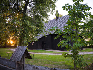 Drewniany zabytkowy Kościól XVI w. w Grębieniu  obok Wielunia