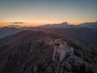 Naklejka premium Tramonto a Rocca Calascio con drone