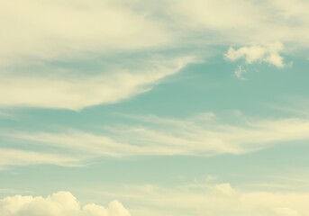 Obraz premium Soft pastel sky with wispy clouds and faint sunlight