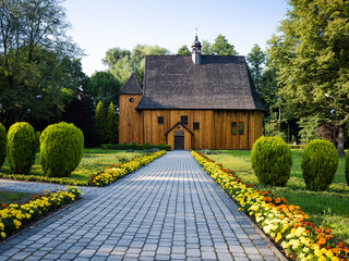 Drewniany XVI  wieczny kościół w Popowicach Wieluń