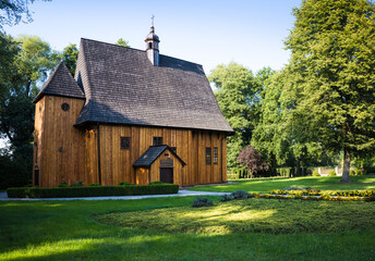 Drewniany XVI  wieczny kościół w Popowicach Wieluń