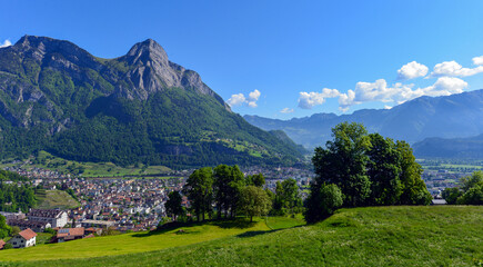 Fototapeta premium Mels und Sargans im Seeztal im Schweizer Kanton St. Gallen