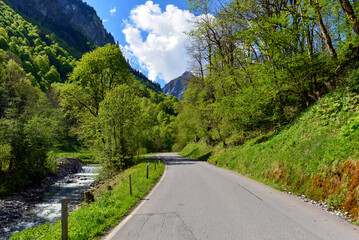 Die Weisstannenstrasse von Schwendi in Richtung Weisstannen in Kanton St. Gallen