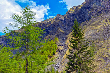 Fototapeta premium Wanderweg von der Wasserfallarena von Batöni nach Weisstannen im Weisstannental , Mels, Kanton St. Gallen