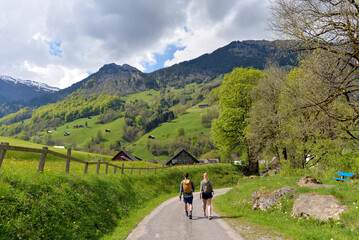 Wanderweg in Weisstannen im Weisstannental, Mels, Kanton St. Gallen © Ilhan Balta
