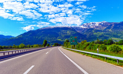 Fototapeta premium Autobahn A13 vor Autobahndreieck Sarganserland bei Sargans in Richtung Chur (Schweiz)