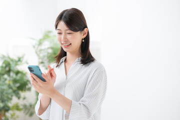 Naklejka premium 女性 スマートフォン スマホ 笑顔