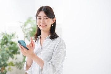 Naklejka premium 女性 スマートフォン スマホ 笑顔