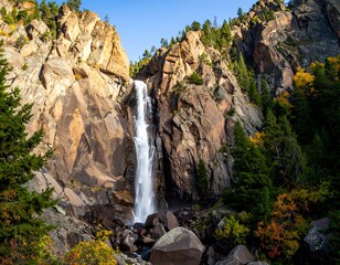 Obraz premium Majestic waterfall cascading down rocky cliffs