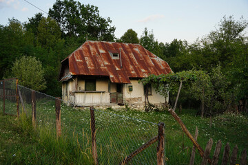 Obraz premium opuszczony dom