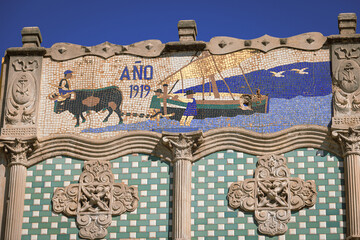 Tiled wall of La Casa del Oso (The House of the Bear), Calle de la Mediterrània, Cabañal Huerta, Valencia, Spain