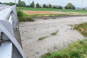 雨不足により河川の川底がむき出し