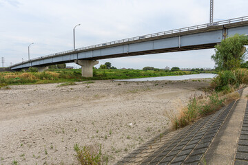 雨不足による河川の水位低下