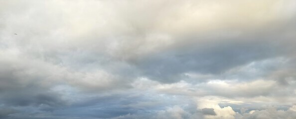 Obraz premium Dramatic sky with soft clouds and subtle sunlight breaking through