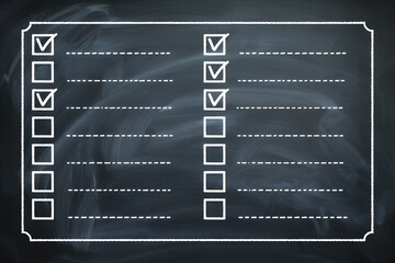 Obraz premium Blank checklist template on chalkboard background with checkboxes for custom school tasks and homework reminders