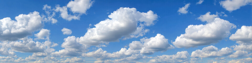Naklejka premium Cloudscape above a tranquil landscape during a peaceful afternoon