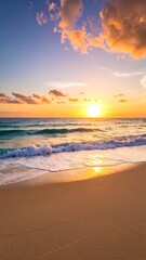 Obraz premium Golden sunset over a tranquil beach