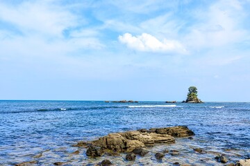 高岡市、雨晴海岸より眺める富山湾の女岩
