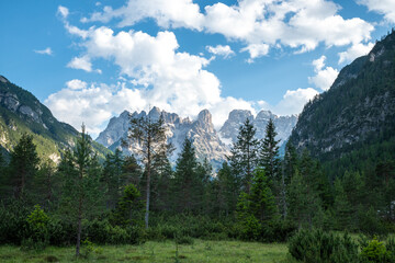 Blick vom Höhlensteintal auf Teile der Dolomiten.