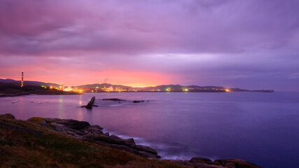 Panor&aacute;mica de la bah&iacute;a de San Cipri&aacute;n y el cabo Mor&aacute;s con la f&aacute;brica y el puerto, Lugo, Galicia, Espa&ntilde;a