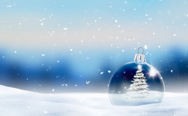 Weihnachtsmotiv mit einer Gläsernen Weihnachtskugel im Schnee