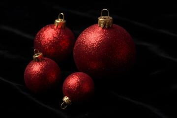 Ornements rouges brillants sur surface velours noir