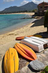 Barques sur la plage d'Algajola en Corse