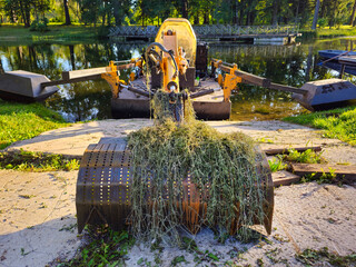 water platform for cleaning reservoirs