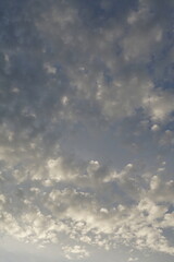 Dichtes Gefüge aus kleinen Wolken mit Textur als Hintergrund