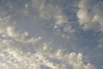 Eleganter, schöner, illuminierter Himmel mit kleinen Cumulus Wolken