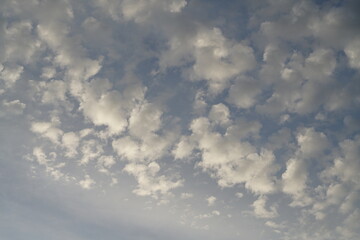 Eleganter, schöner, illuminierter Himmel mit kleinen Cumulus Wolken
