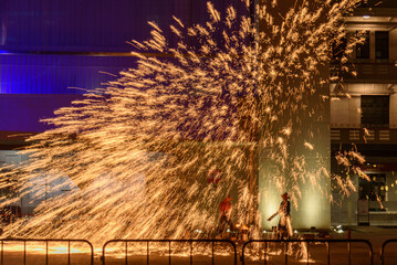 During the 2025 Spring Festival, the national-level traditional intangible cultural heritage performance "Iron Flower Performance" was held in Shilong Town, Dongguan, China.