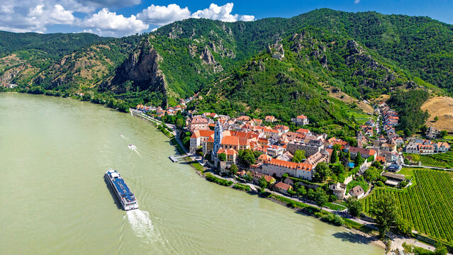 D&uuml;rnstein with D&uuml;rnstein castle on Danube river in the Wachau region in Lower Austria, Austria