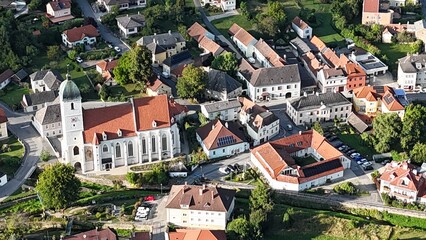 Blick auf die Stadtpfarrkirche Kirchschlag in der Buckligen Welt