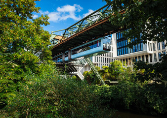 Die Wuppertaler Schwebebahn am Bahnhof Ohligsmühle in Elberfeld, Wuppertal, Deutschland